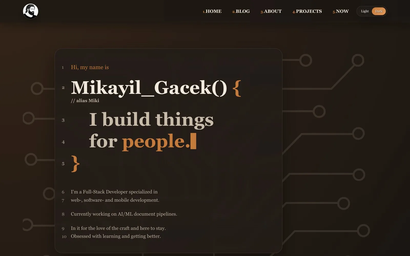 Portfolio mikayil.dev mit einem Code-Editor-Rahmen und dem Text „Mikayil_Gacek()“