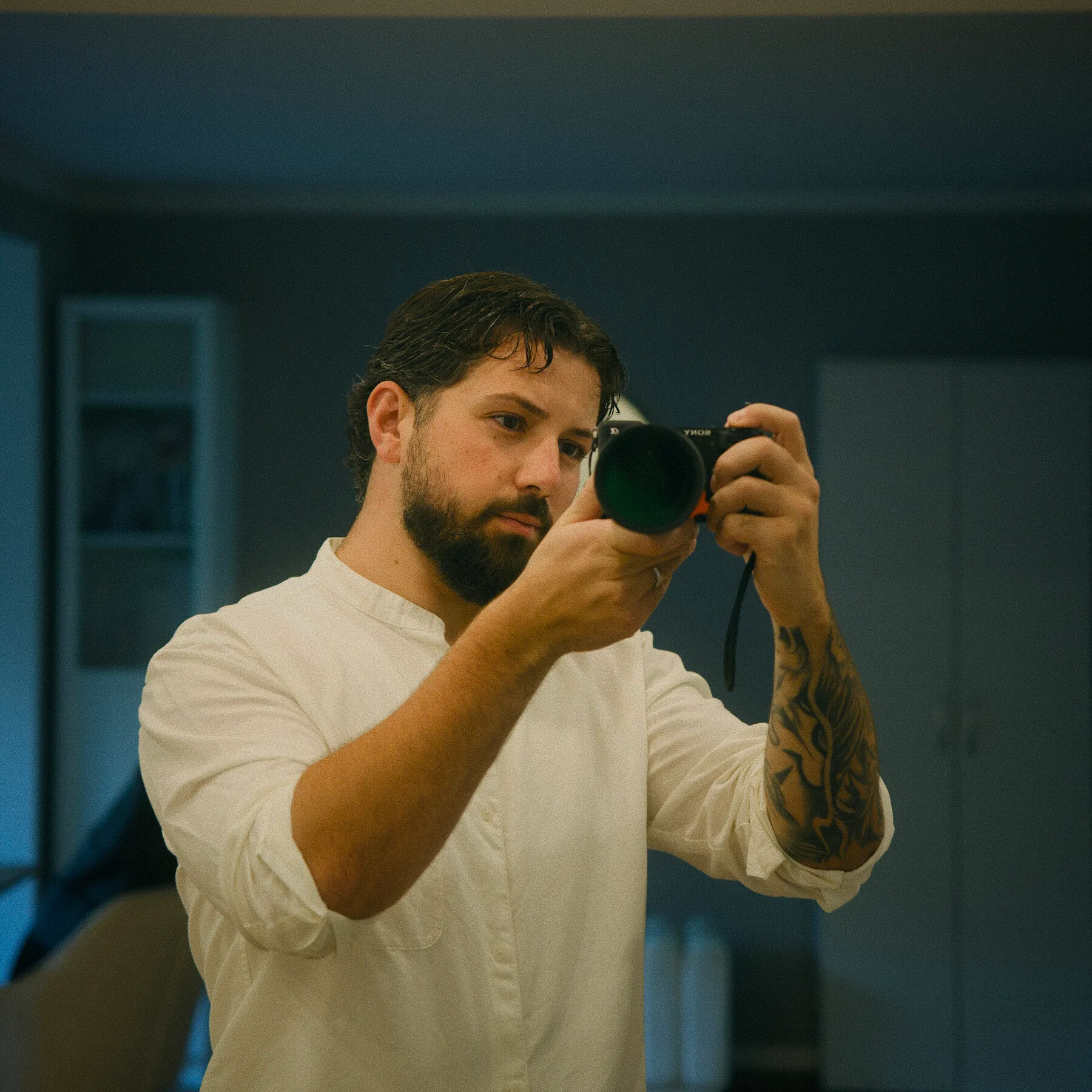 Mikayil Gacek, Gründer von PikCode, fotografiert mit einer Systemkamera