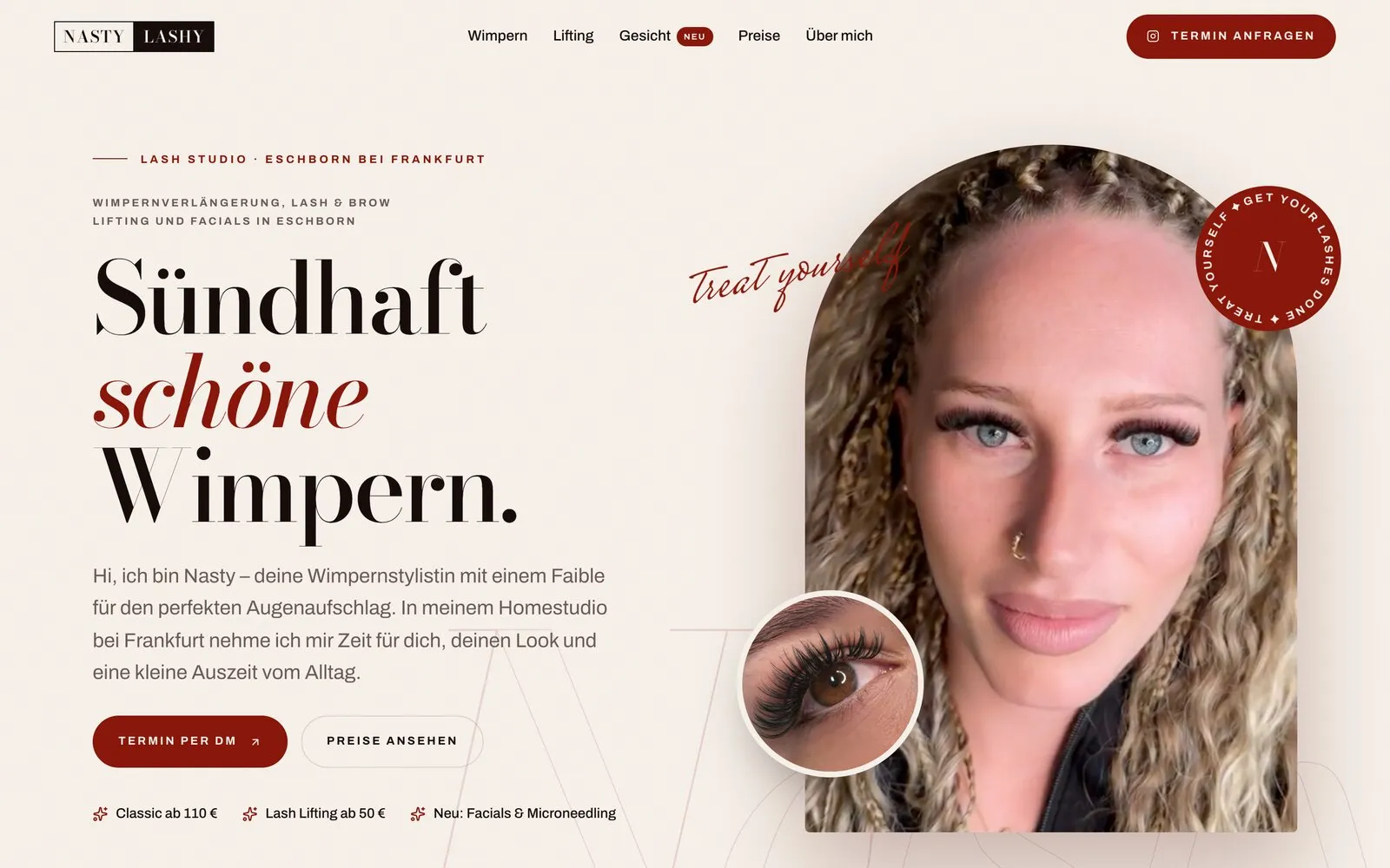 Startseite von NastyLashy mit der Überschrift „Sündhaft schöne Wimpern“ und einem Porträt der Inhaberin
